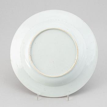 Sopptallrikar, åtta stycken, kompaniporslin. Qingdynastin, Qianlong (1736-95).