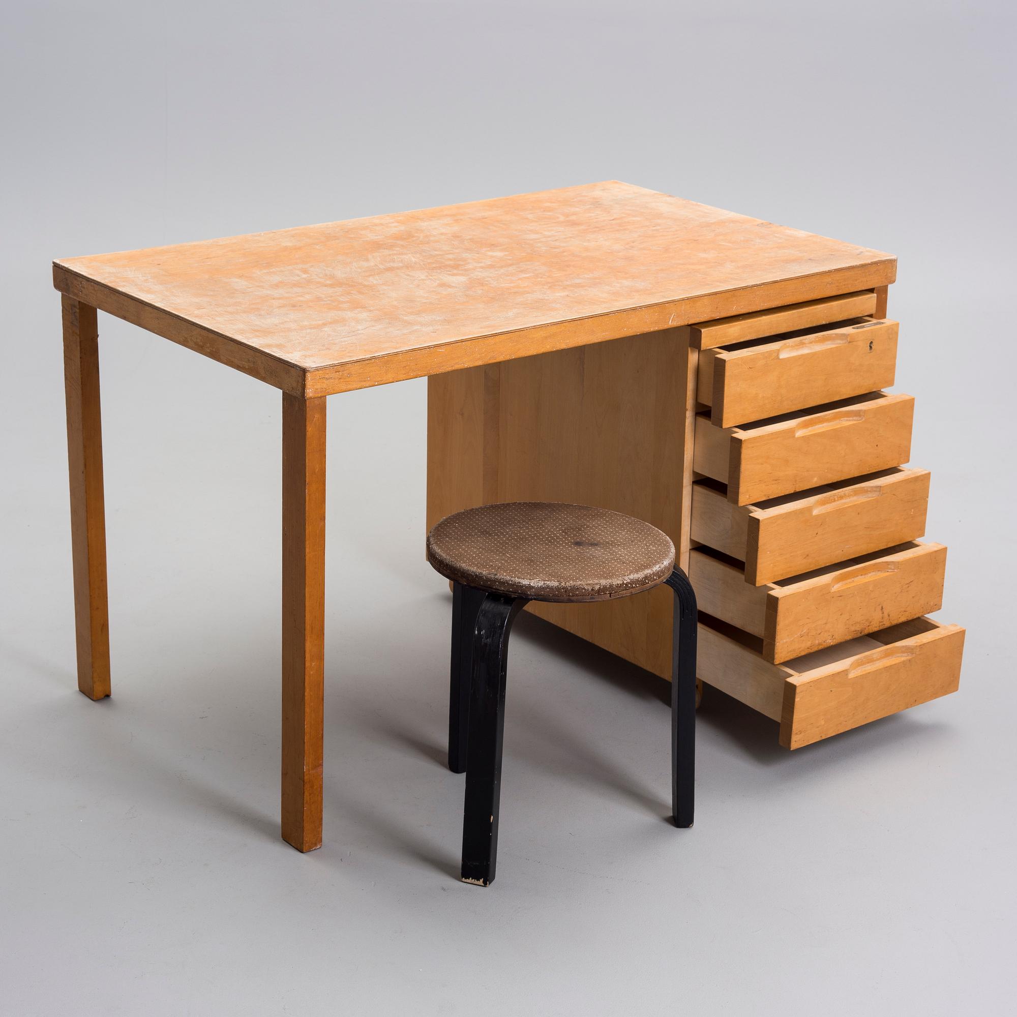 ALVAR & AINO AALTO, Kirjoituspöytä, laatikosto ja jakkara 1930-50-luku.