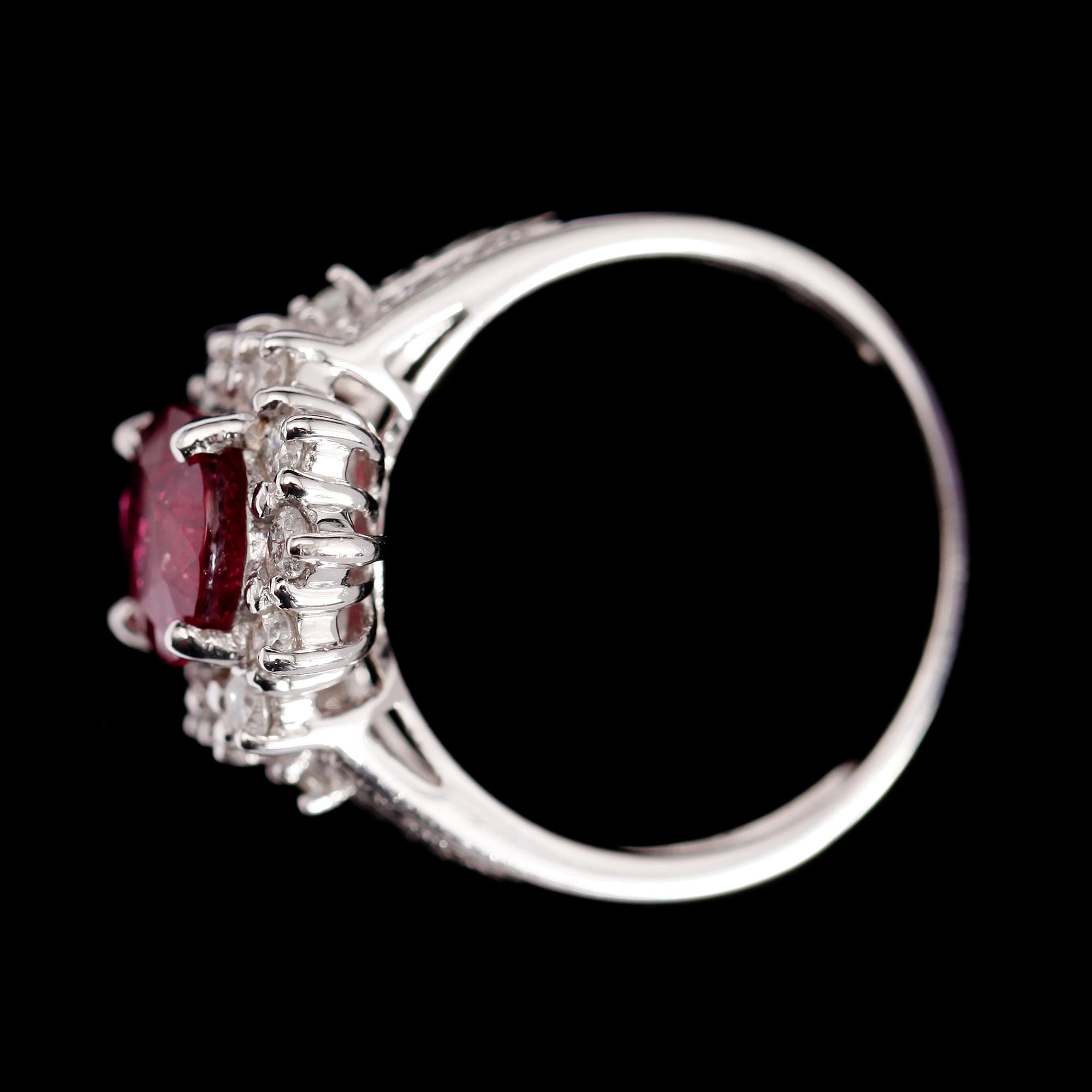 RING, 10 k vitguld, rubin 3.15 ct samt briljantslipade diamanter tot ca 0.70 ct.