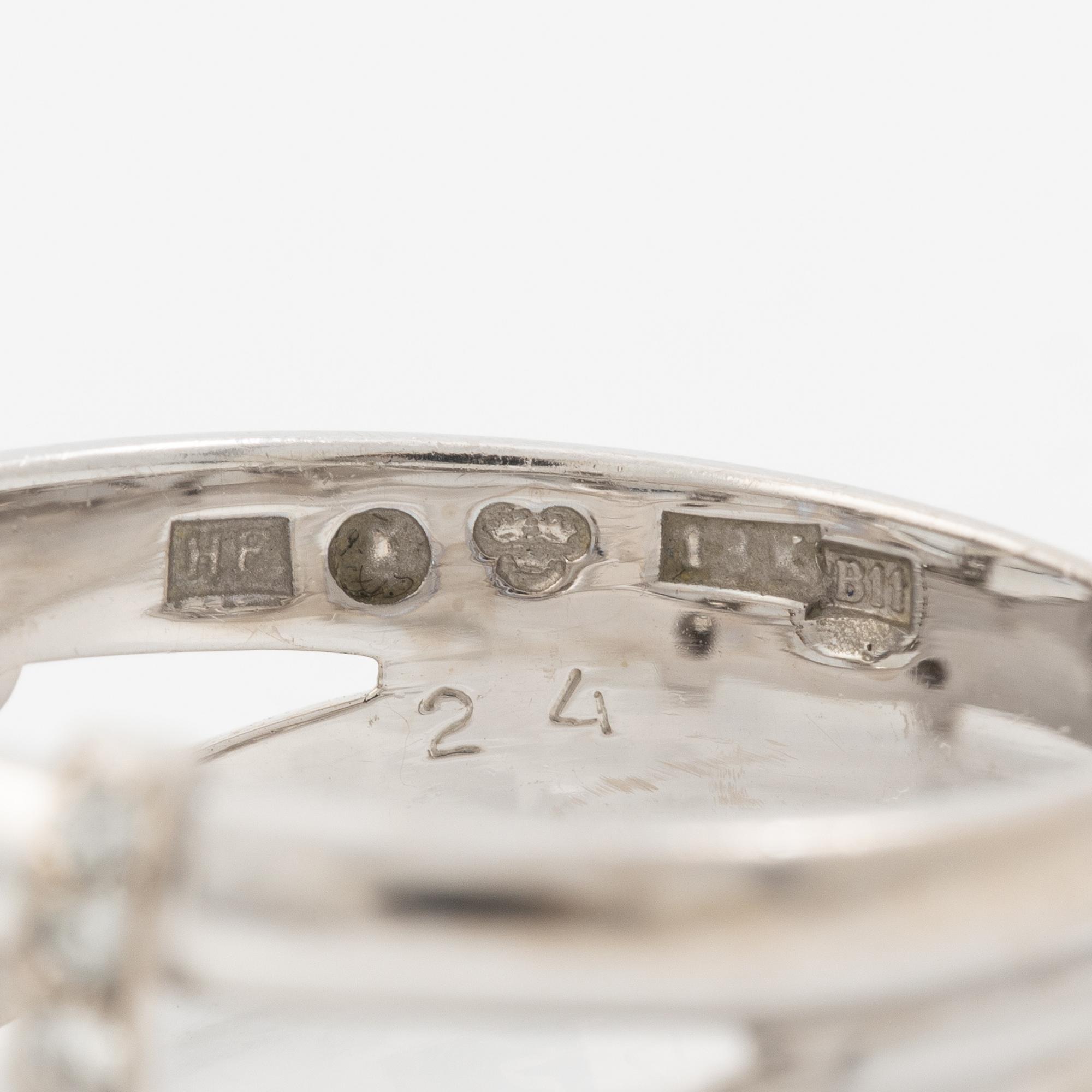 Engelbert a ring 18K white gold with round brilliant-cut diamonds.