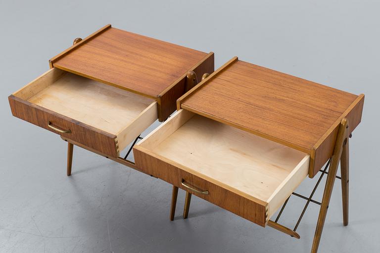 A PAIR OF 1950'S BEDSIDE TABLES.