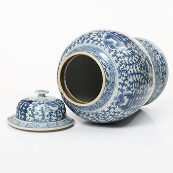Urna med lock, porslin, Kina, Qingdynastin 1800-tal.