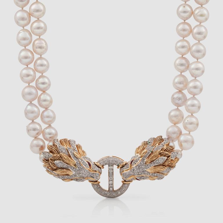A 2-strand semi-baroque cultured pearl necklace. Clasp in the shape of two lionheads covered in brilliant-cut diamonds.