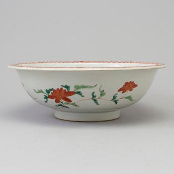 A famille rose export porcelain bowl, Qing dynasty, Qianlong (1736-95).