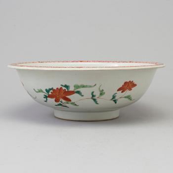 A famille rose export porcelain bowl, Qing dynasty, Qianlong (1736-95).