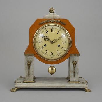 BORDSPENDYL, gustaviansk stil,  Svenskt Runa Fabrikat, 1900-tal.