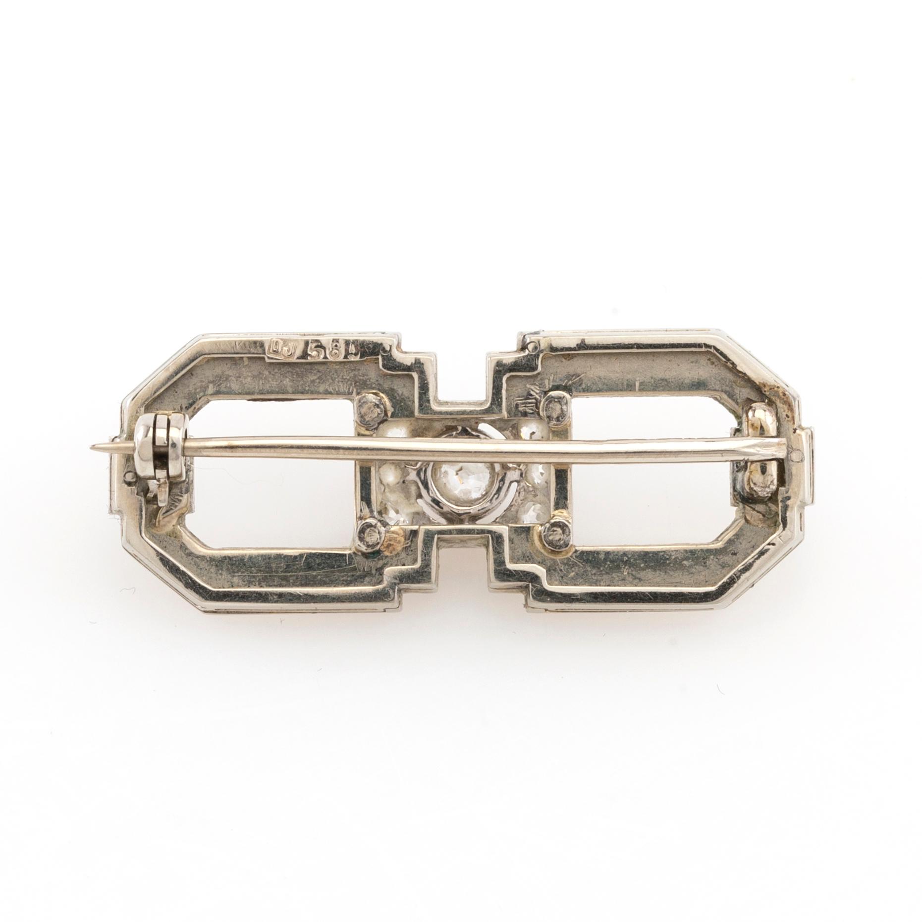 Brooch Art Deco 14K white gold with old-cut diamonds.