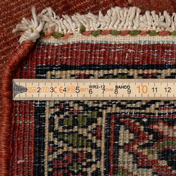 Gallerimatta, antik Mahal, Västra Persien, ca 467 x 170 cm.