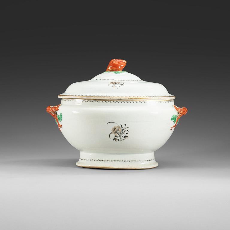 A grisaille and enamelled tureen with cover, Qing dynasty, Jiaqing (1796-1820).