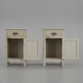 SÄNGBORD, ett par, gustaviansk stil, 1900-tal.