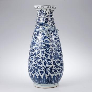 509. A large blue and white Qing dynasty vase (1644-1912).
