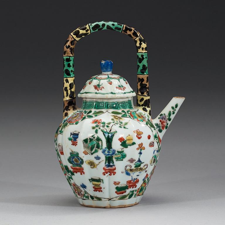 TEKANNA, porslin. Qing dynasty, Kangxi (1662-1722).