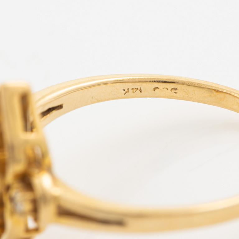 Ring, 14K gold with sapphire and brilliant-cut diamonds.