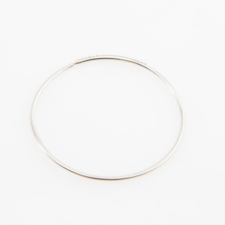Armring, 18K vitguld med runda briljantslipade diamanter.