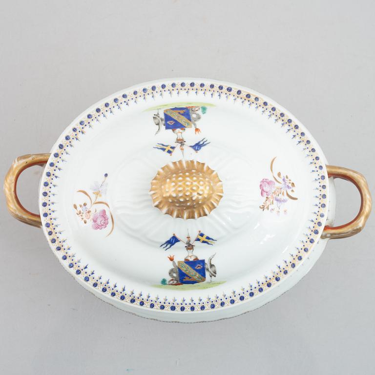 An armorial tureen with cover, China, 20th century.