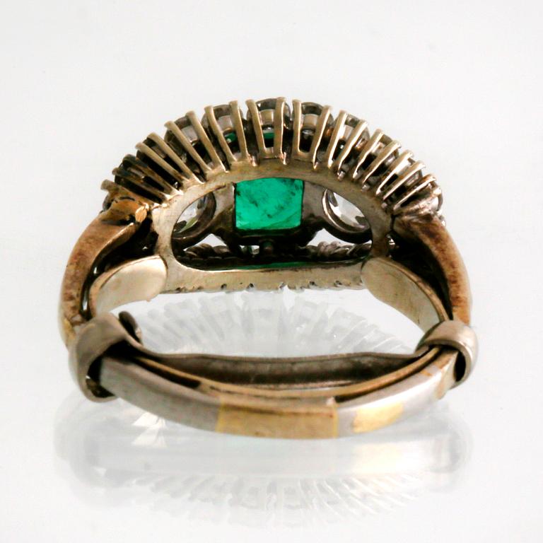 Ring 18K vitguld med 1 smaragd och gammalslipade briljanter och briljanter ca 1 ct.