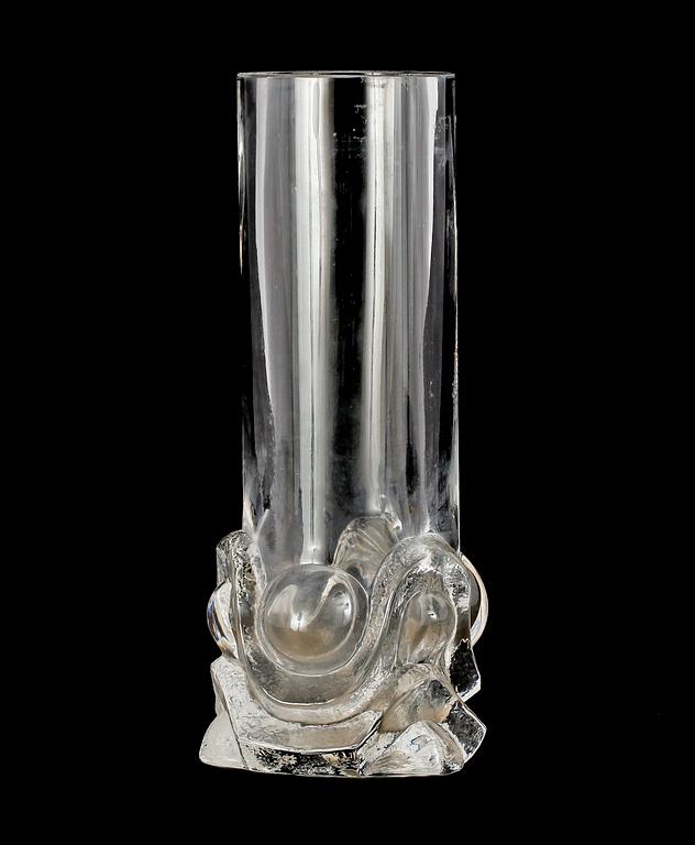 VAS, glas, märkt Skruf, sign Lars Hellsten. 4395 dat 1974.