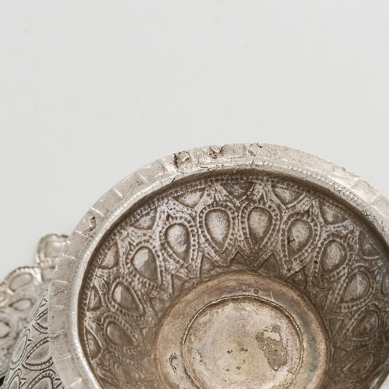 Malja, hopeaa, mogultyylinen, 1700-luku. Suomalaiset tarkastusleimat, Ossian Hopea, Porvoo 1977.