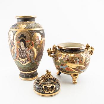 Vas samt urna med lock Satsuma Japan 1900-tal porslin.