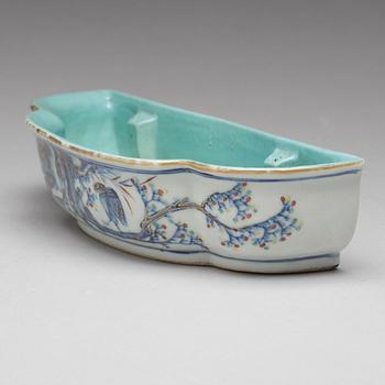 A blue and white and enamelled basin, Qing dynasty, 18th Century.