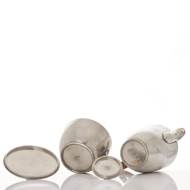 Wolfgang von Wersin, a three pcs pewter coffee service with tray, ed. Eugen Wiedamann, Regensburg, Germany 1931-34.