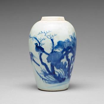 895. A blue and white Transitional vase, 17th Century.