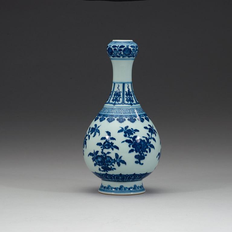 A blue and white vase, Qing dynasty with Qianlong seal mark.