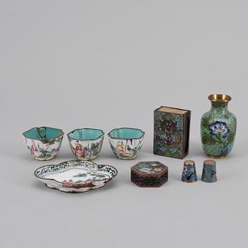 PARTI EMALJ och CLOISONNÉ, 9 delar, Kina, 1900-tal.