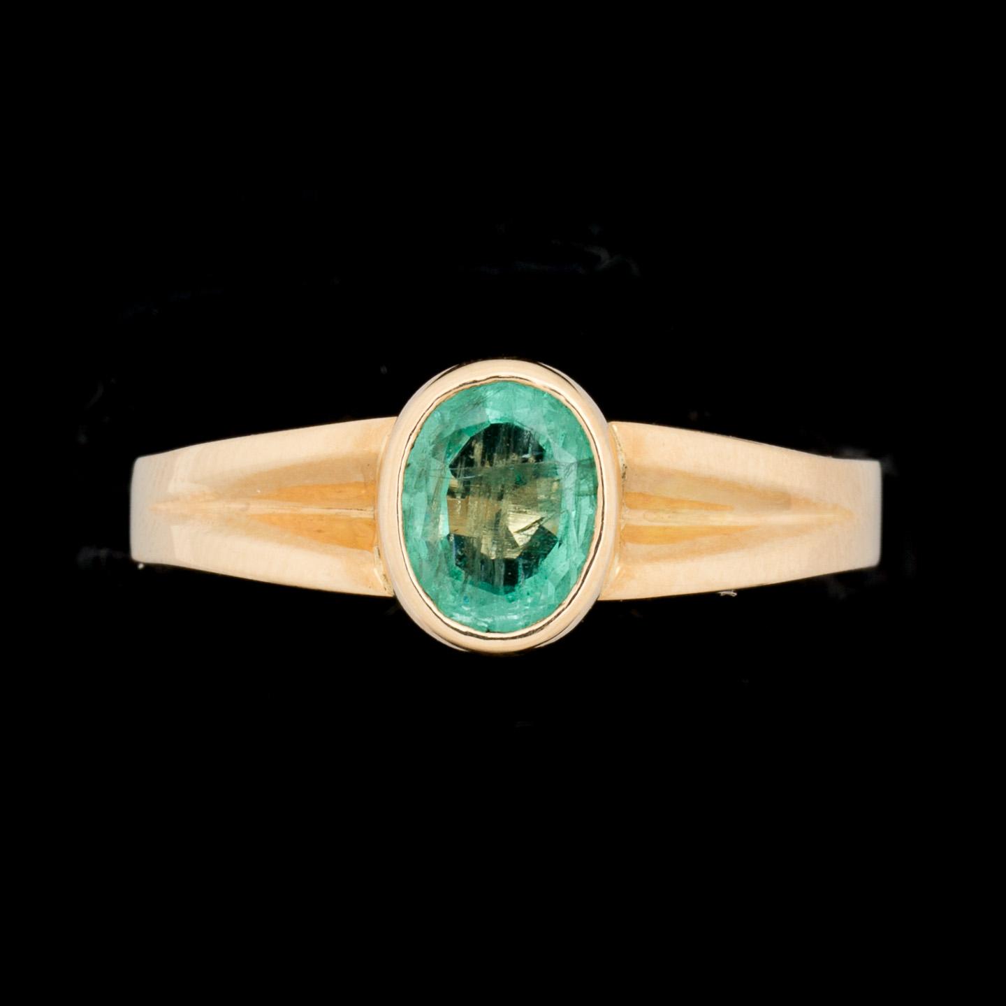 RING, 18k, ovalt fasettslipad smaragd ca 1.45ct. Carat och uppgifter enligt kvitto. Vikt ca 10g.