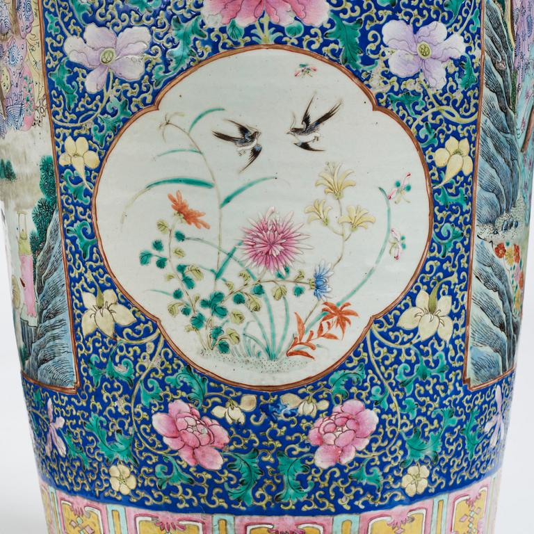 A large palace vase, Qing dynasty, 19th Century.