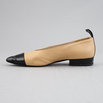 Chanel, a pair of leather shoes, size 36.