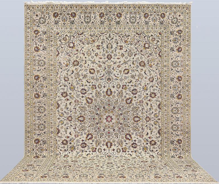 A Keshan carpet, approx. 404 x 295 cm.