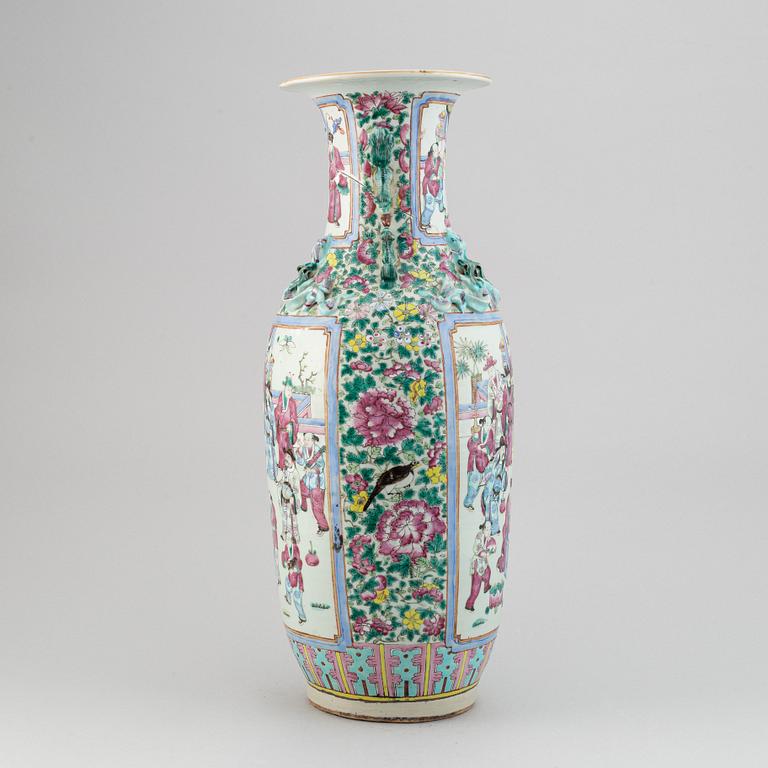 A famille rose vase, Qing dynasty, late 19th century.