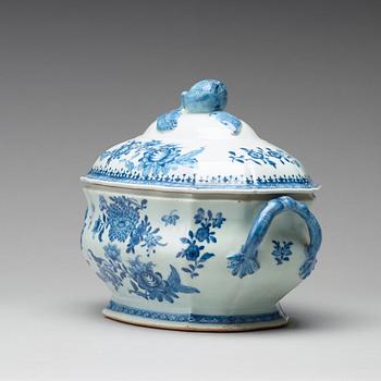 A blue and white tureen with cover,  Qing dynasty, Qianlong (1736-1795).