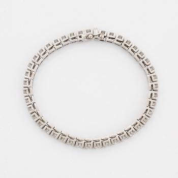 A tennis bracelet in 18K gold set with round brilliant-cut diamonds.