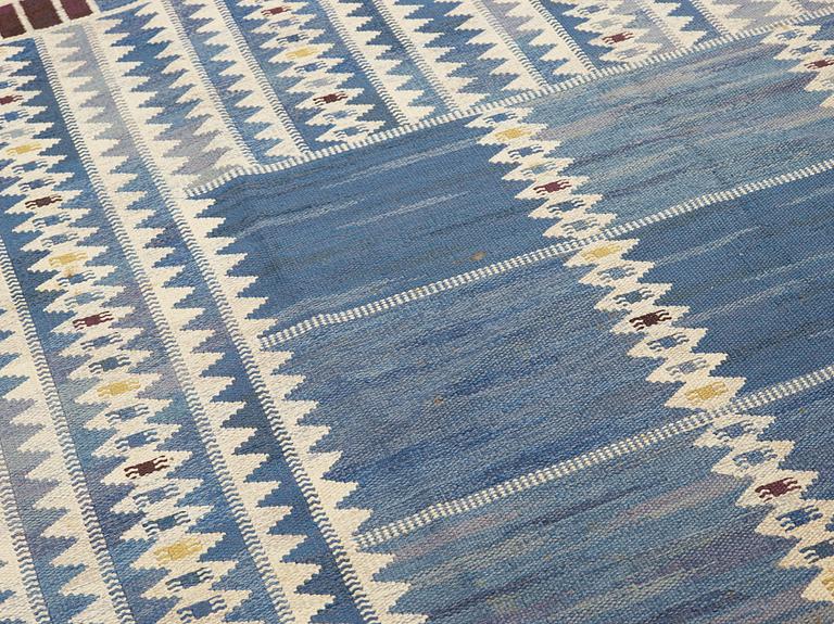 A CARPET, "Salerno blå", flat weave, 371,5 x 255,5 cm, signed AB MMF BN.