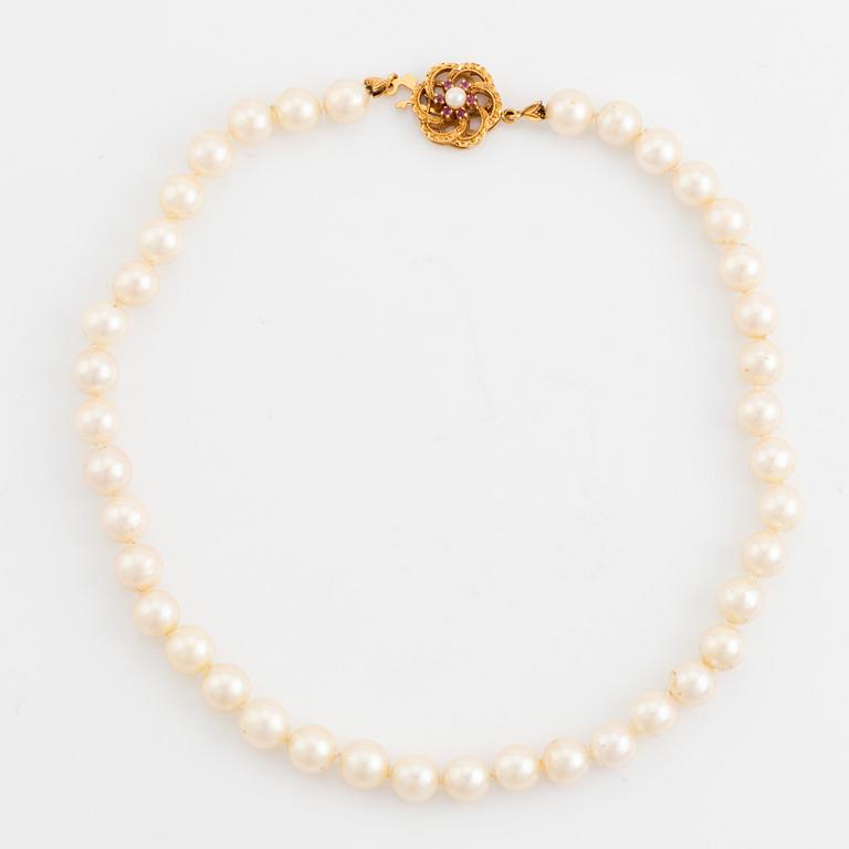 A cultured pearl necklace.