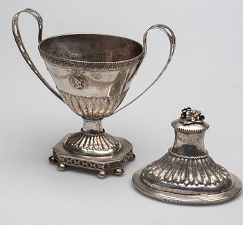 STRÖSOCKERSKÅL, silver, Peter Pihl, Västervik, 1800. Vikt ca 827 g.