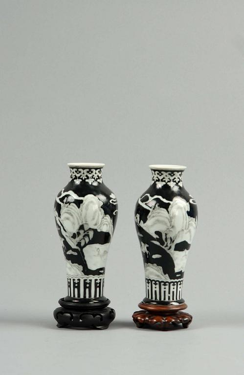 VASER, ett par, porslin, Kina, omkring 1900.