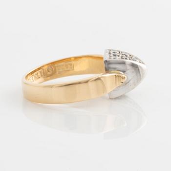 Ring with brilliant-cut diamonds.