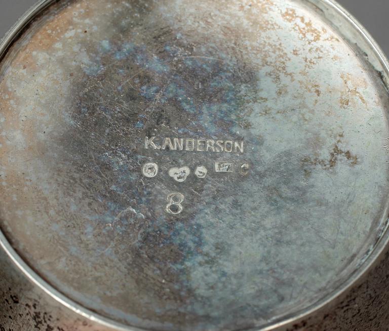 KAFFESKEDAR OCH TESKEDAR SAMT BÄGARE OCH SERVETTRING, silver, 1900-tal. Tot ca 522 gram.