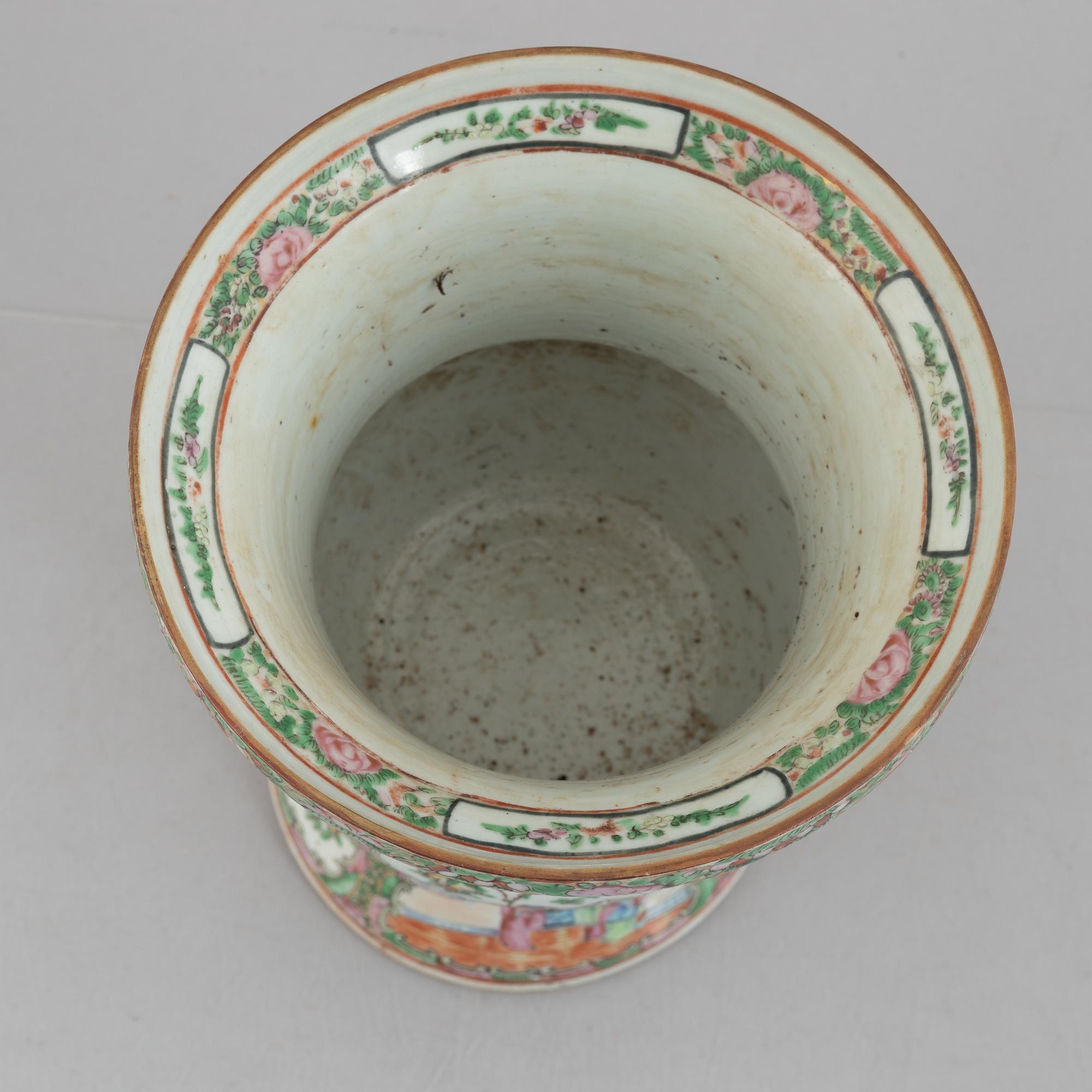 A Canton porcelain vase, China, Qing dynasty, around 1900.