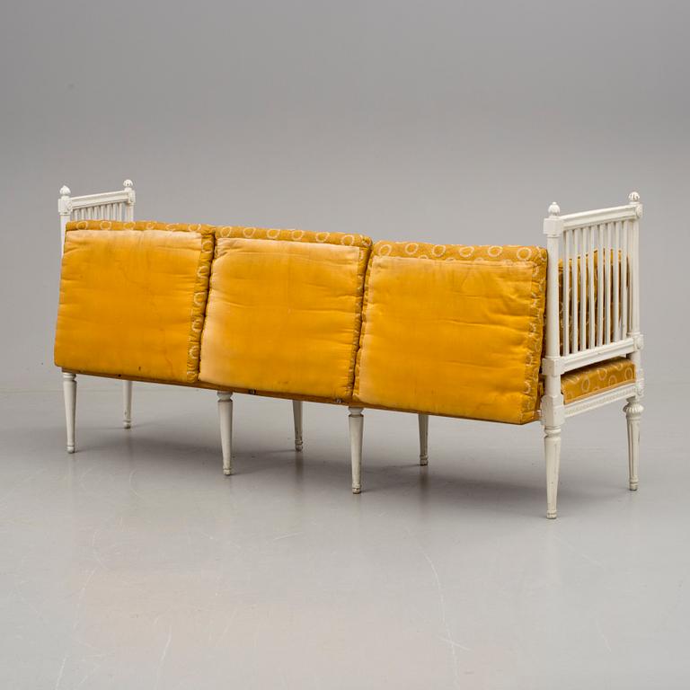 SOFFA/ FÖNSTERBÄNK. Gustaviansk, 1700-talets slut.
