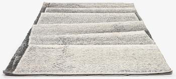 Helena Hernmarck, vävd tapet, "Folded paper 3", slätväv, ca 171 x 103 cm signerad Hernmarck.