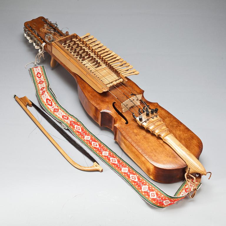 NYCKELHARPA, Byggd av Hans Månsson, Hallstavik, 1970-tal.