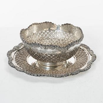 Skål på bricka, silver, Persien (Iran), 1900-tal.