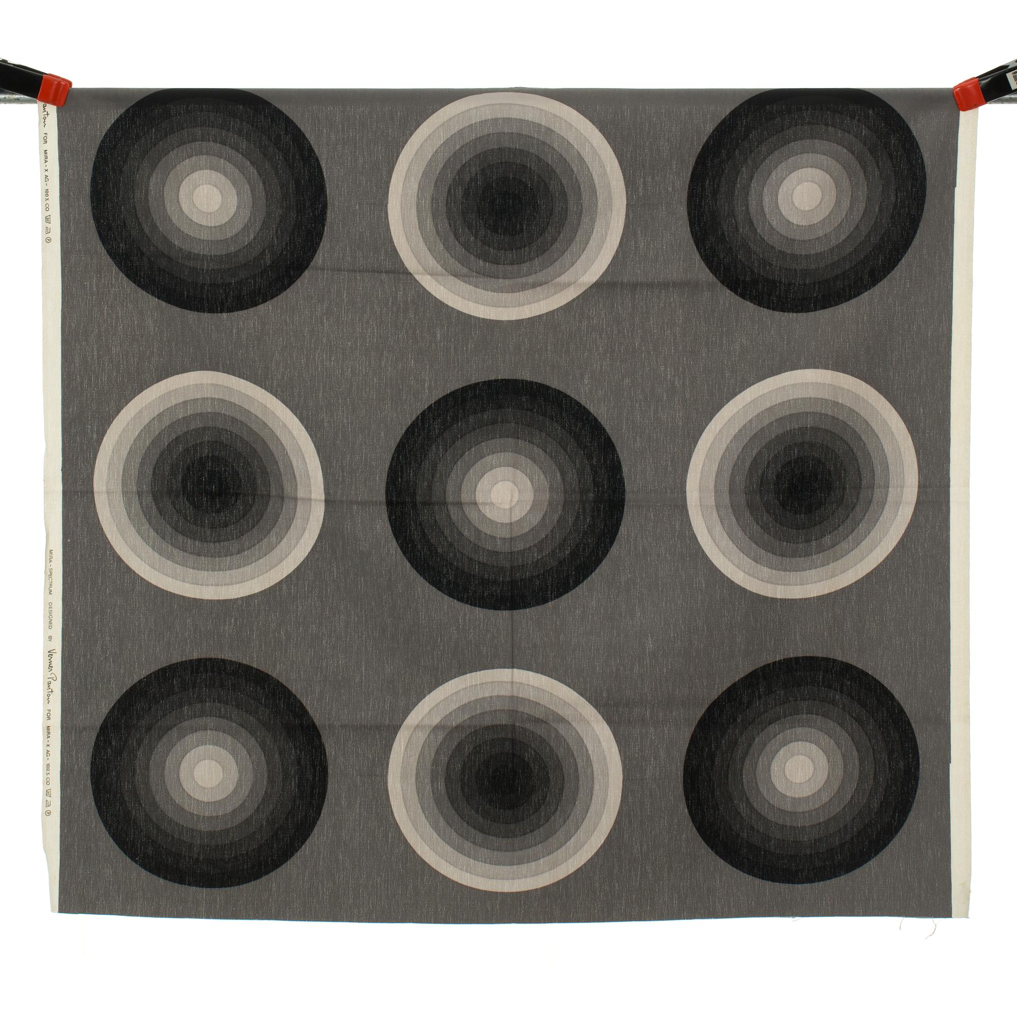 GARDINLÄNGDER, 2 st samt PROVBITAR, 2 st, bomullskretong, Verner Panton för Mira-X. 1970-tal.