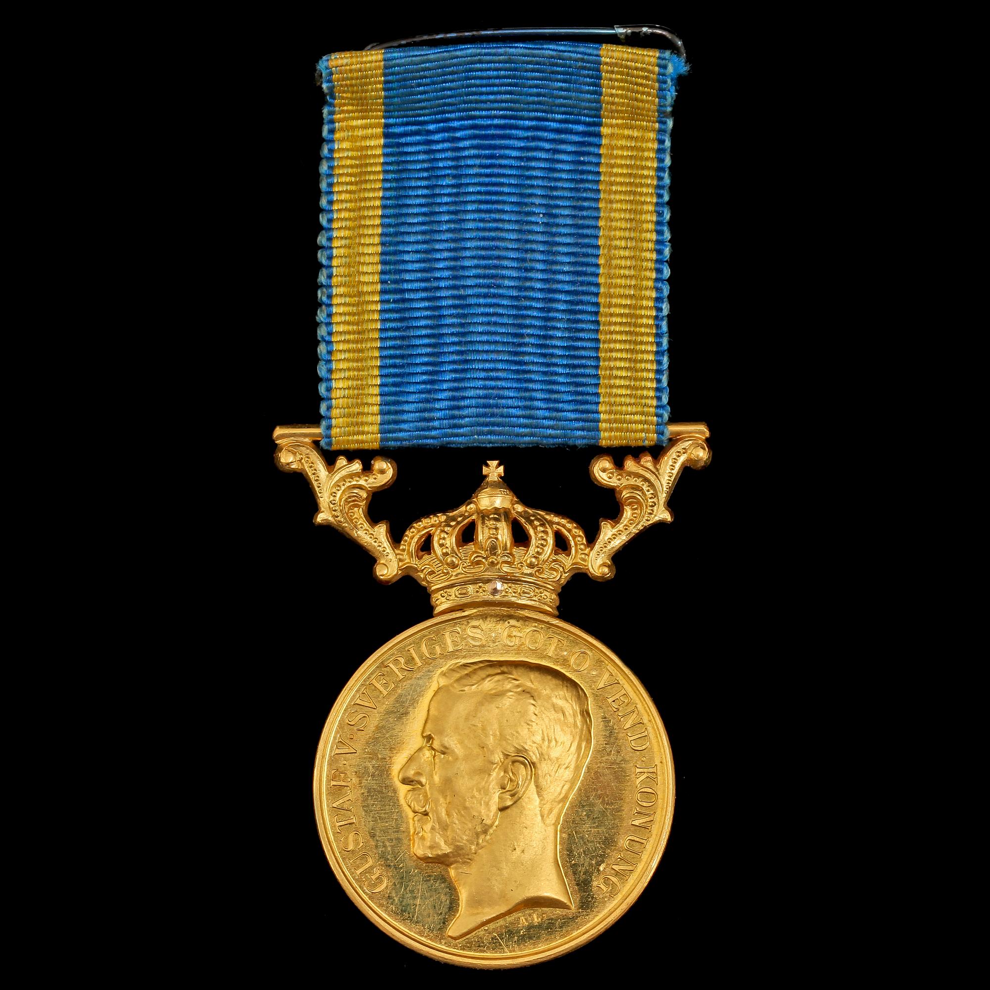 MEDALJ, mestadels 23k guld, "För nit och redlighet i rikets tjänst", Gustav V, 1919. Tot vikt 13 g.