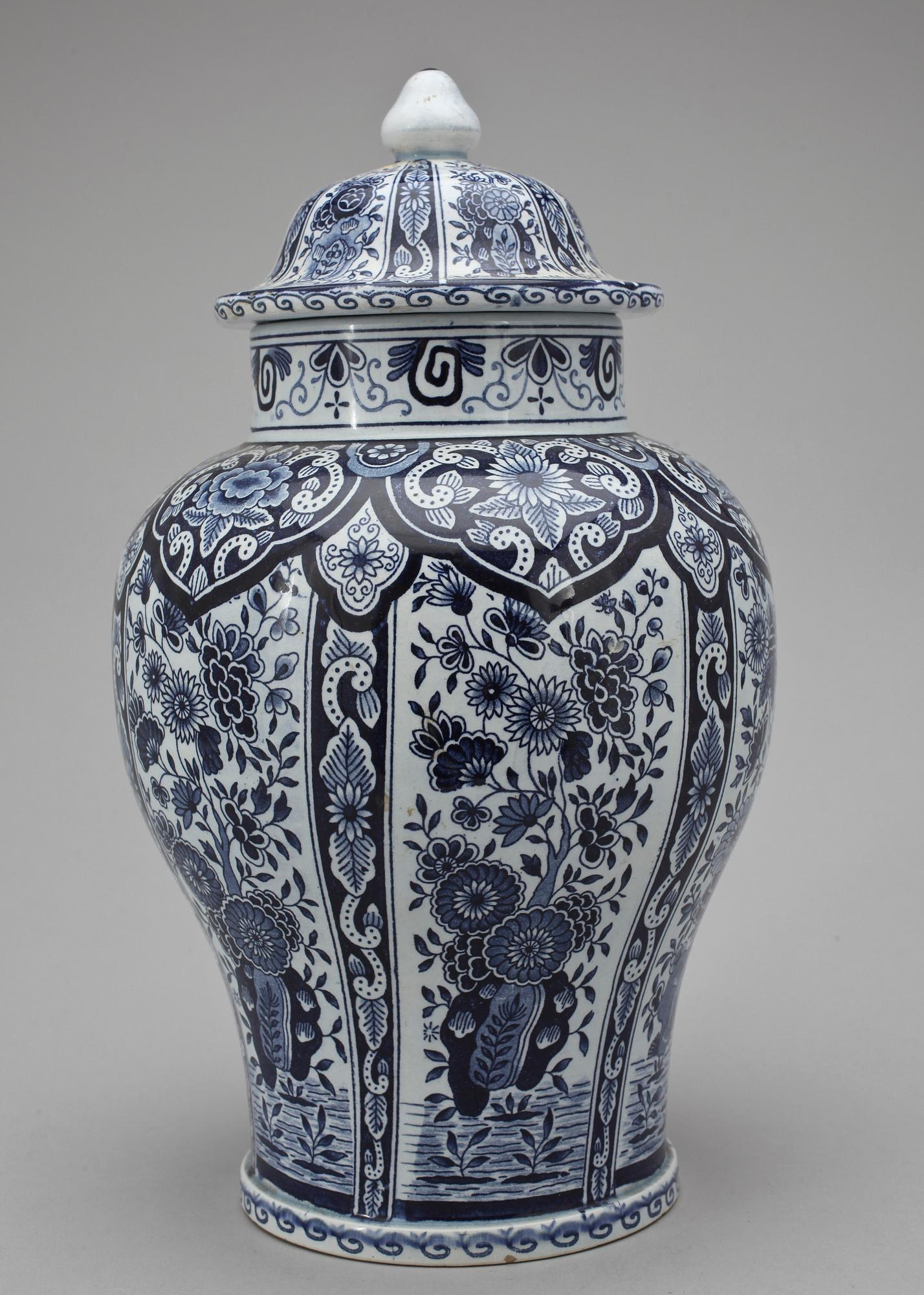 URNA med LOCK samt FIGURGRUPPER, keramik, bland annat troligen Staffordshire respektive Delft. 1800-/1900-tal.