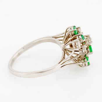 Ring in 18K white gold with emeralds and brilliant-cut diamonds.